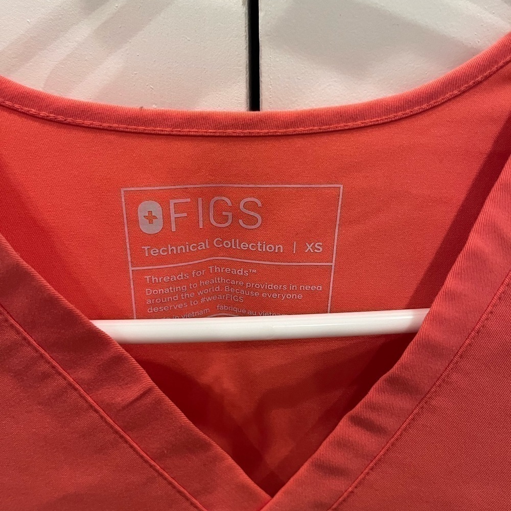 Figs Hot Coral XS Catarina Scrub Top limited edition - Picture 5 of 6